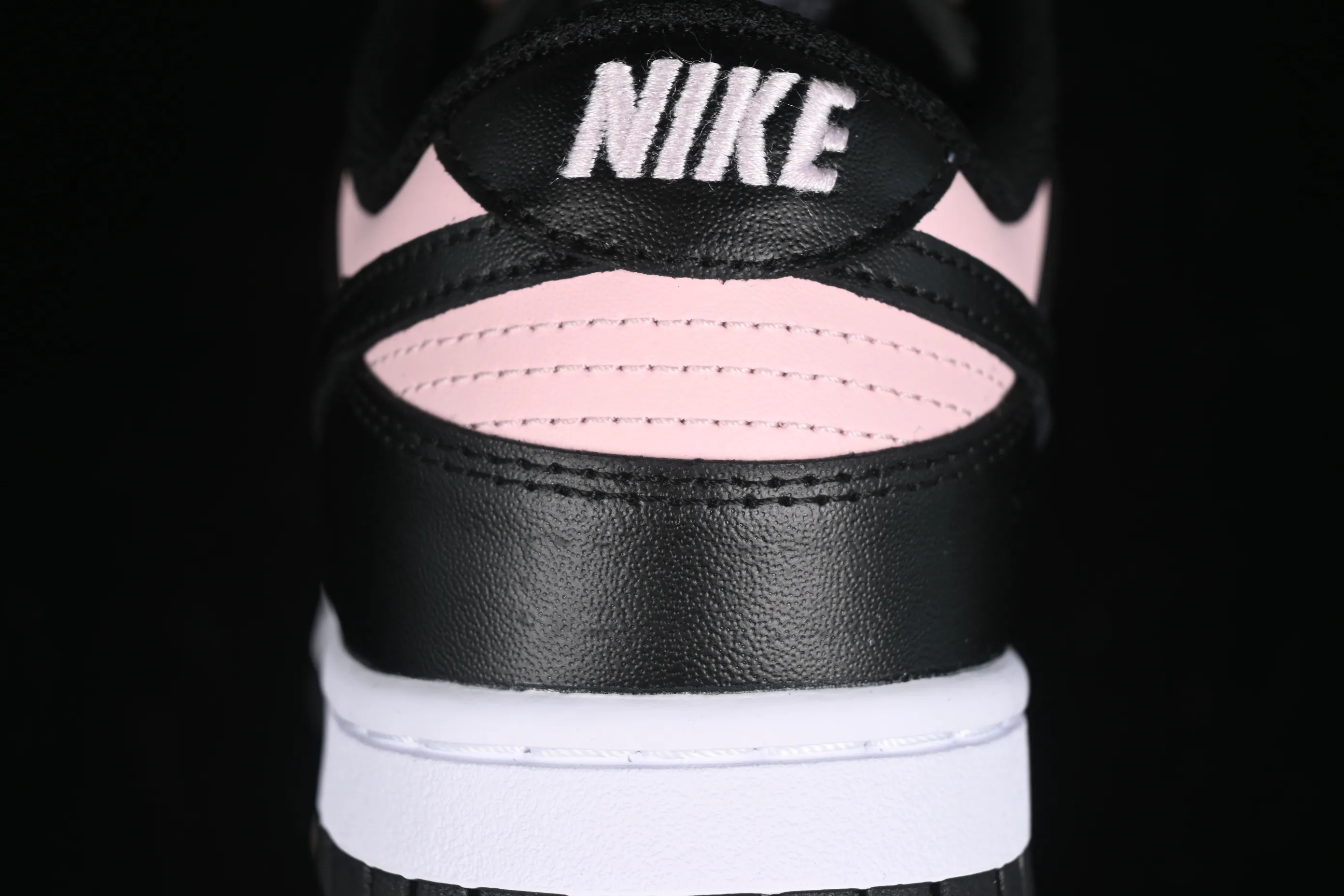 All categories Nk SB Dunk series Nk SB Dunk Low low-top sneakers Nk SB Dunk Low black and pink low-top casual sneakers CW1590-100